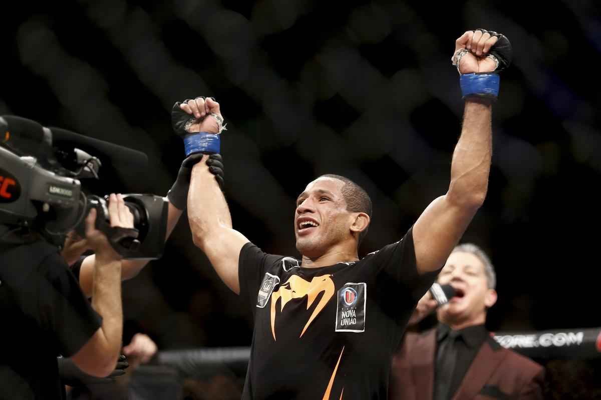 Imagens do UFC Fight Night 58, em Barueri - Hacran Dias (bermuda preta e laranja), venceu Darren Elkins por deciso unnime