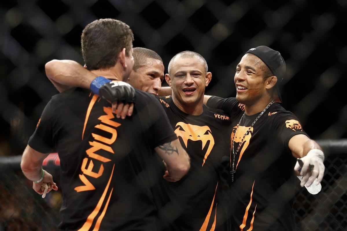 Imagens do UFC Fight Night 58, em Barueri - Hacran Dias (bermuda preta e laranja), venceu Darren Elkins por deciso unnime