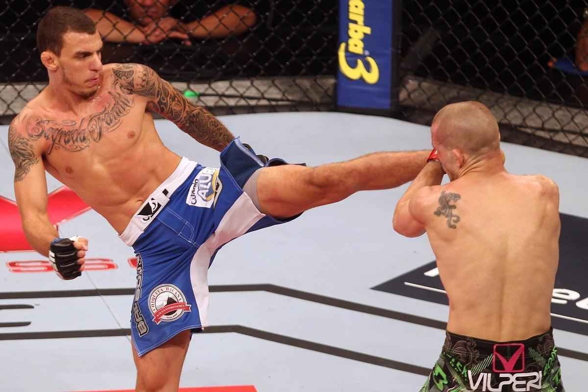 Imagens do UFC Fight Night 58, em Barueri - Renato Moicano (bermuda azul) venceu Tom Niinimaki por finalizao no segundo round
