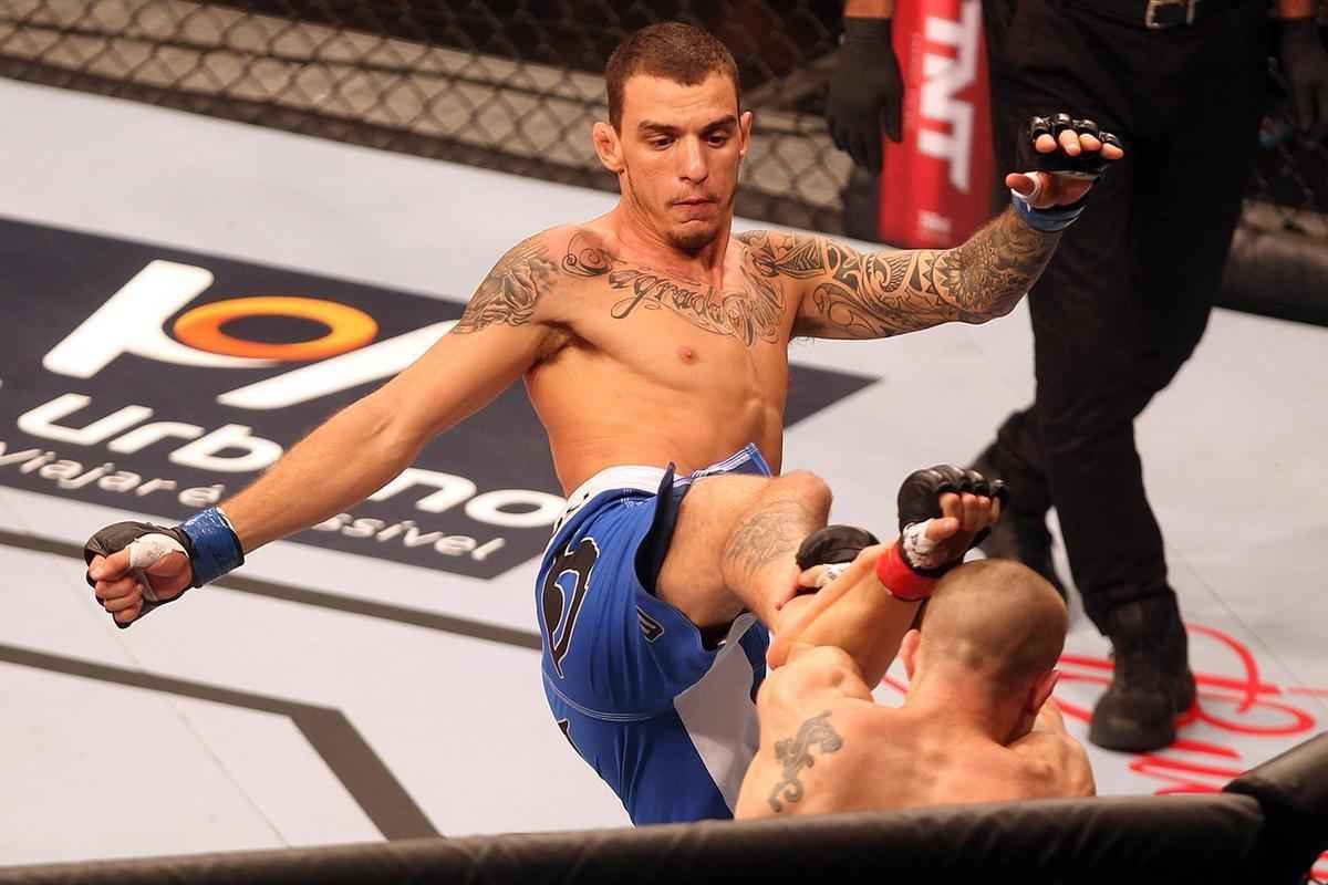 Imagens do UFC Fight Night 58, em Barueri - Renato Moicano (bermuda azul) venceu Tom Niinimaki por finalizao no segundo round