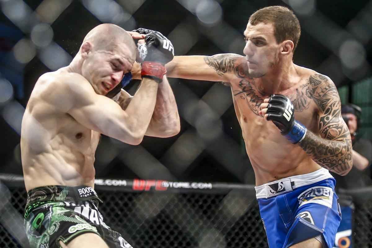 Imagens do UFC Fight Night 58, em Barueri - Renato Moicano (bermuda azul) venceu Tom Niinimaki por finalizao no segundo round