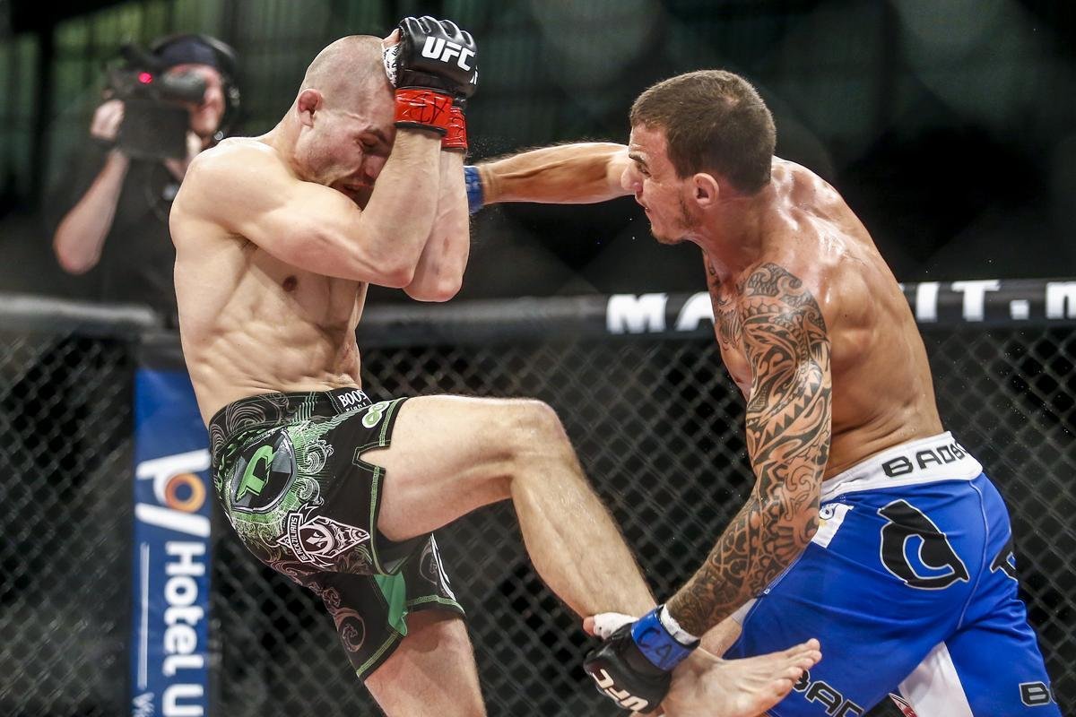 Imagens do UFC Fight Night 58, em Barueri - Renato Moicano (bermuda azul) venceu Tom Niinimaki por finalizao no segundo round