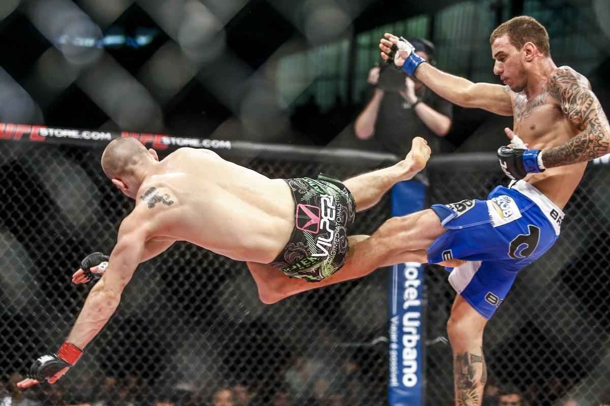 Imagens do UFC Fight Night 58, em Barueri - Renato Moicano (bermuda azul) venceu Tom Niinimaki por finalizao no segundo round