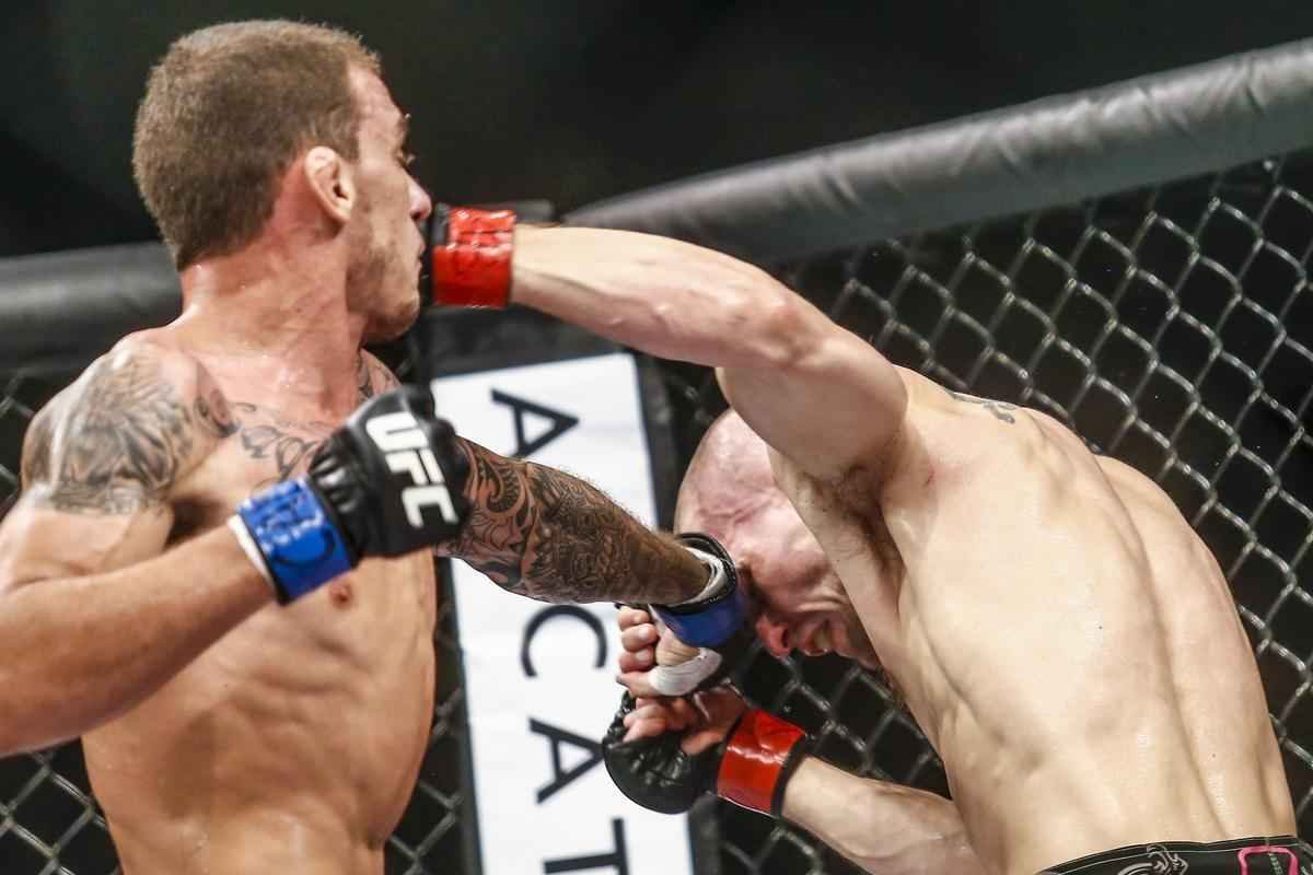 Imagens do UFC Fight Night 58, em Barueri - Renato Moicano (bermuda azul) venceu Tom Niinimaki por finalizao no segundo round