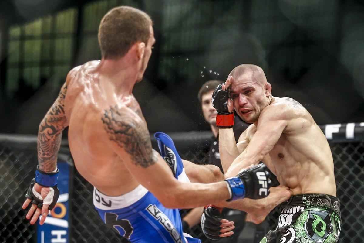 Imagens do UFC Fight Night 58, em Barueri - Renato Moicano (bermuda azul) venceu Tom Niinimaki por finalizao no segundo round