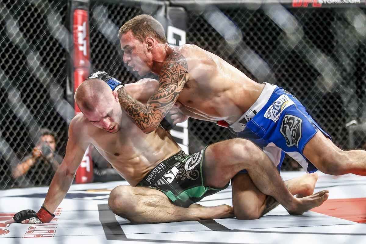 Imagens do UFC Fight Night 58, em Barueri - Renato Moicano (bermuda azul) venceu Tom Niinimaki por finalizao no segundo round