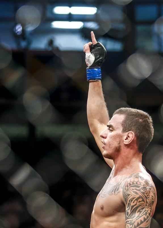 Imagens do UFC Fight Night 58, em Barueri - Renato Moicano (bermuda azul) venceu Tom Niinimaki por finalizao no segundo round