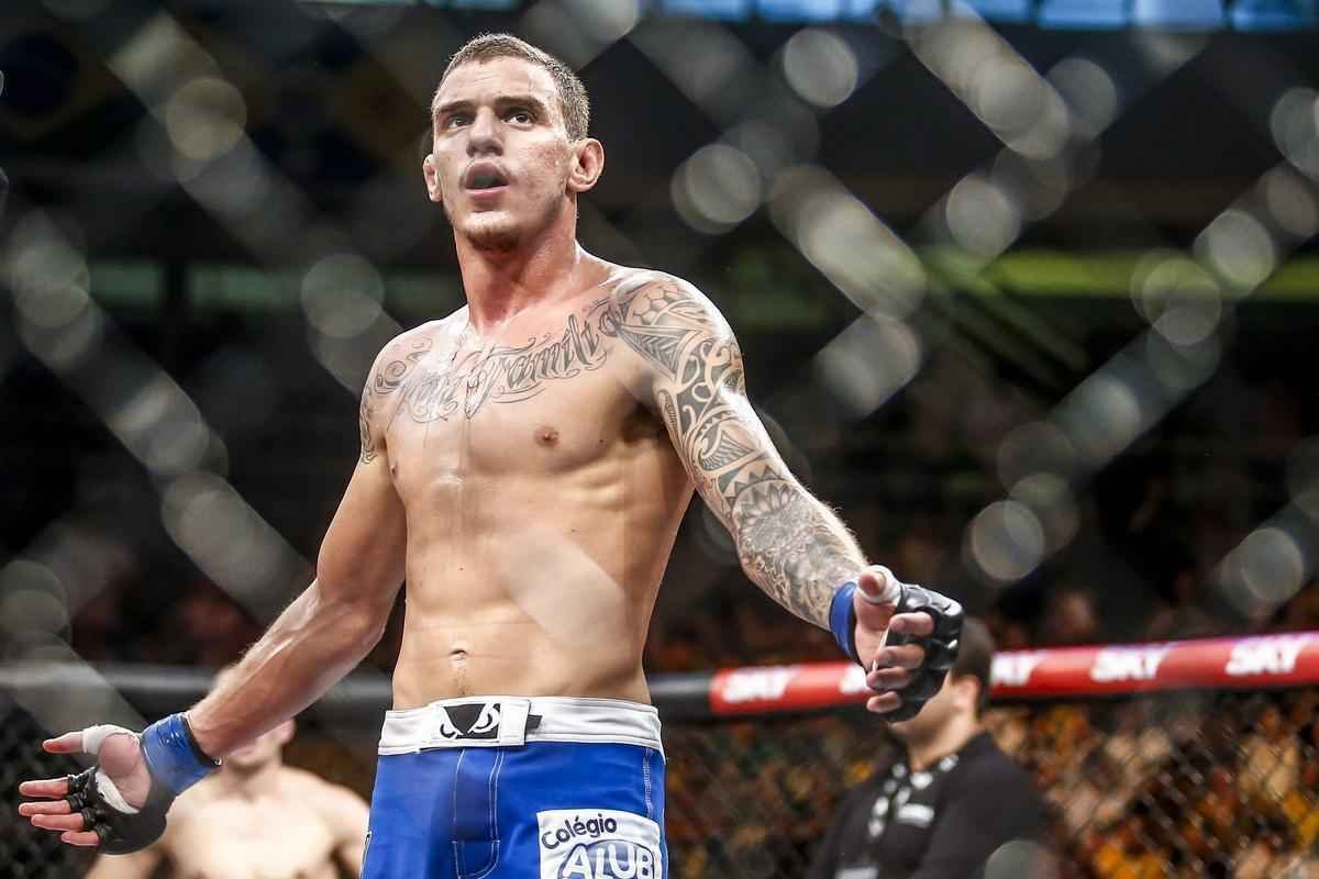 Imagens do UFC Fight Night 58, em Barueri - Renato Moicano (bermuda azul) venceu Tom Niinimaki por finalizao no segundo round