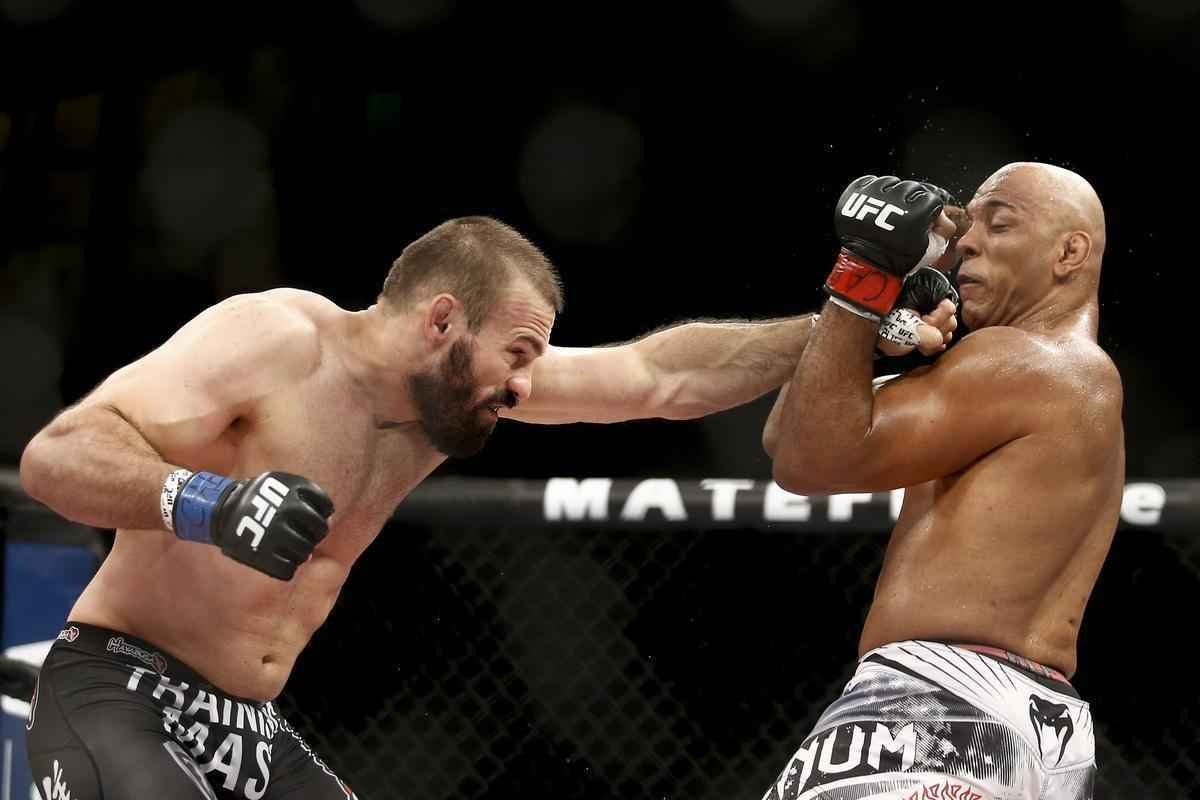 Imagens do UFC Fight Night 58, em Barueri - Marcos Pezo (bermuda preta e branca) venceu Igor Pokrajac por nocaute no primeiro round