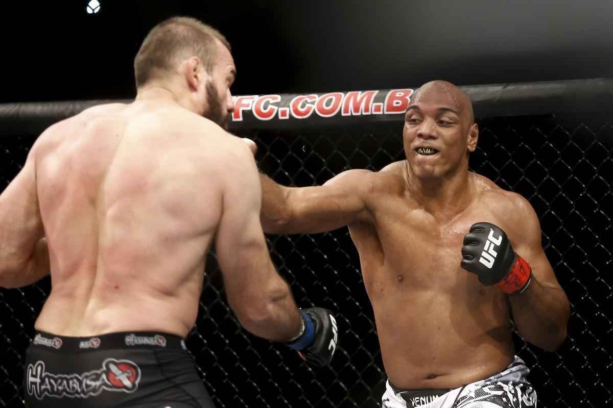 Imagens do UFC Fight Night 58, em Barueri - Marcos Pezo (bermuda preta e branca) venceu Igor Pokrajac por nocaute no primeiro round