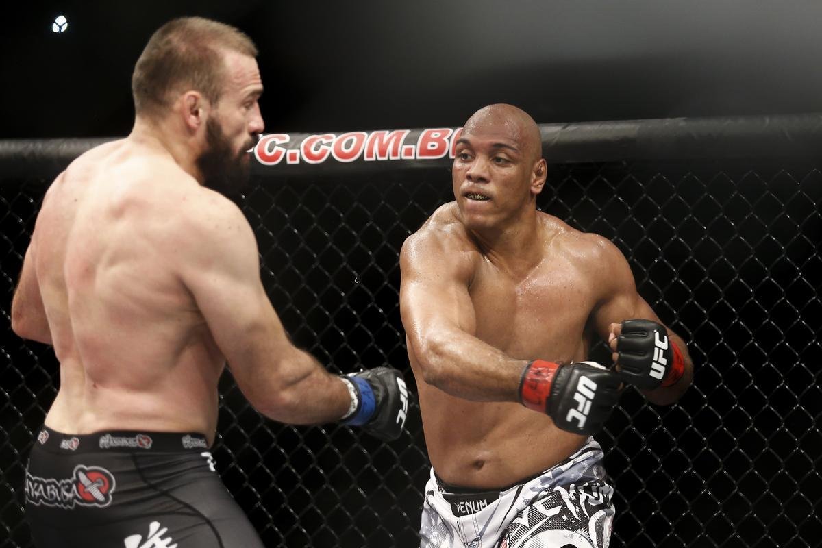 Imagens do UFC Fight Night 58, em Barueri - Marcos Pezo (bermuda preta e branca) venceu Igor Pokrajac por nocaute no primeiro round