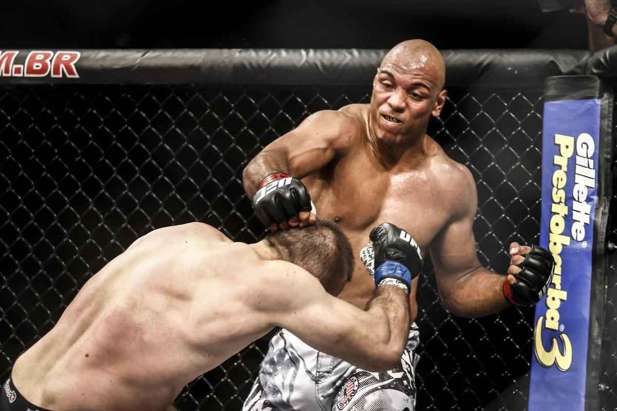 Imagens do UFC Fight Night 58, em Barueri - Marcos Pezo (bermuda preta e branca) venceu Igor Pokrajac por nocaute no primeiro round