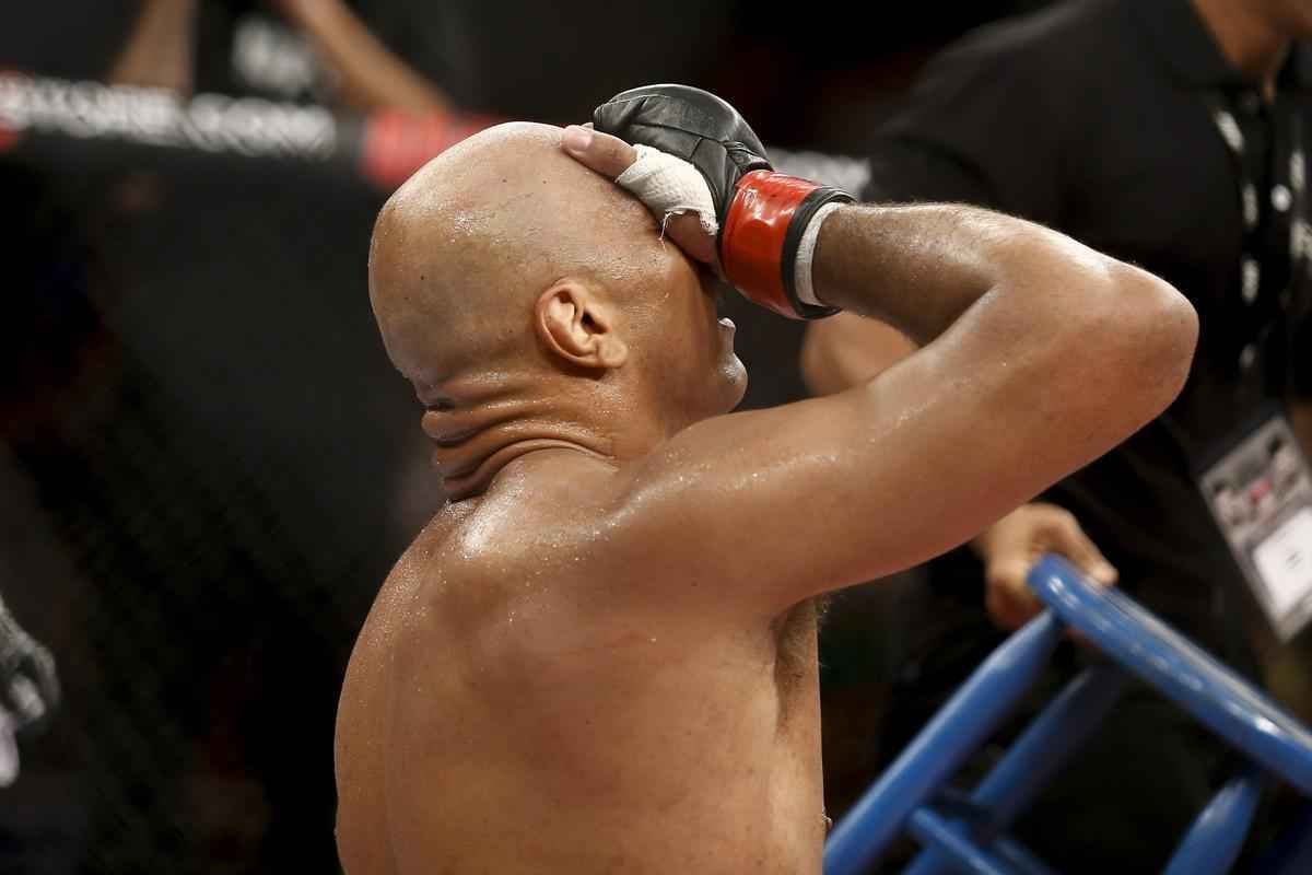 Imagens do UFC Fight Night 58, em Barueri - Marcos Pezo (bermuda preta e branca) venceu Igor Pokrajac por nocaute no primeiro round