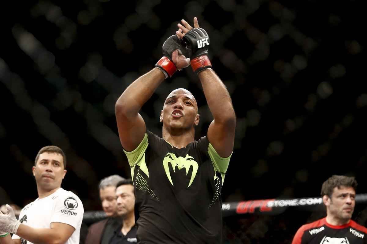 Imagens do UFC Fight Night 58, em Barueri - Marcos Pezo (bermuda preta e branca) venceu Igor Pokrajac por nocaute no primeiro round