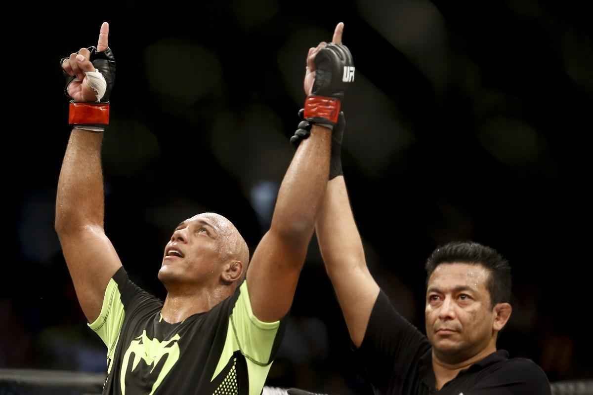 Imagens do UFC Fight Night 58, em Barueri - Marcos Pezo (bermuda preta e branca) venceu Igor Pokrajac por nocaute no primeiro round