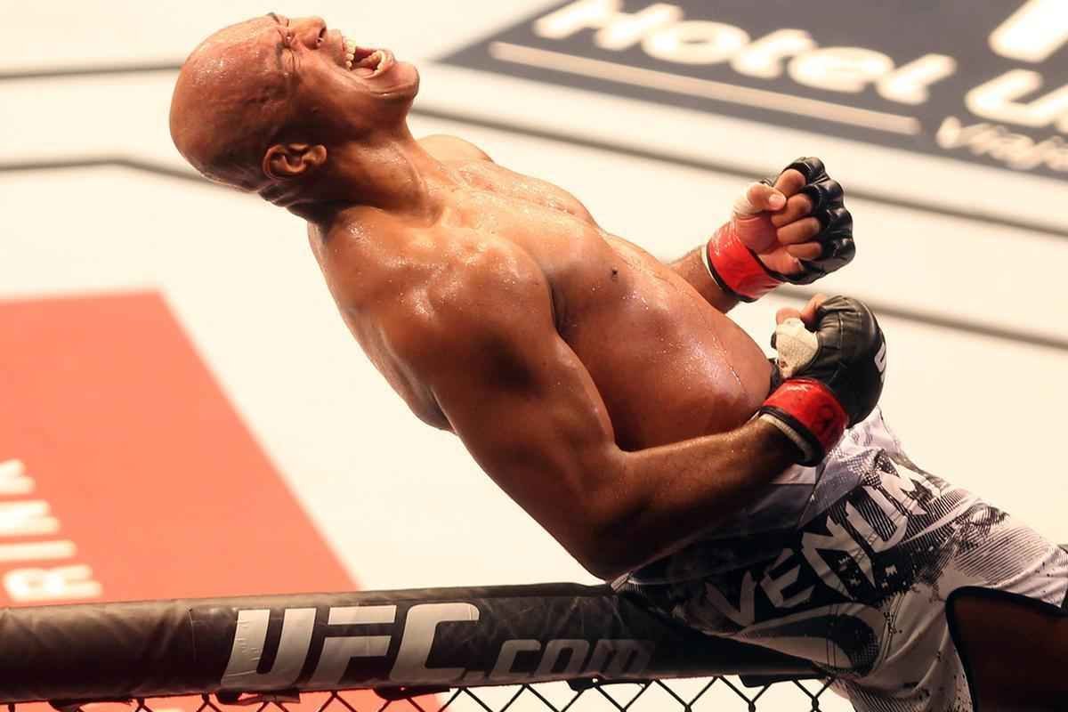 Imagens do UFC Fight Night 58, em Barueri - Marcos Pezo (bermuda preta e branca) venceu Igor Pokrajac por nocaute no primeiro round