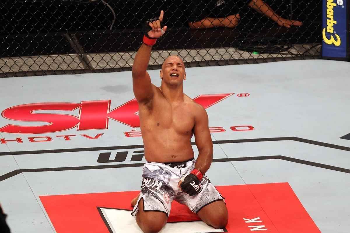 Imagens do UFC Fight Night 58, em Barueri - Marcos Pezo (bermuda preta e branca) venceu Igor Pokrajac por nocaute no primeiro round