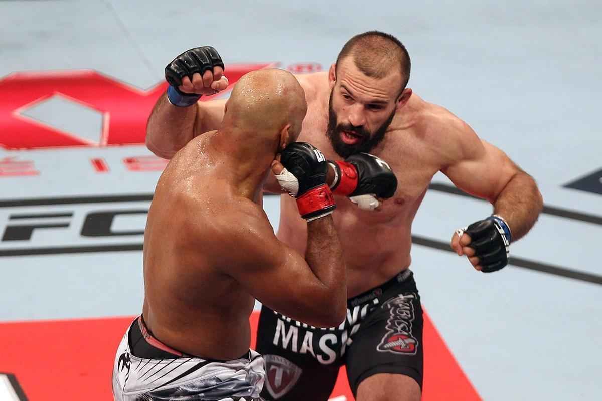 Imagens do UFC Fight Night 58, em Barueri - Marcos Pezo (bermuda preta e branca) venceu Igor Pokrajac por nocaute no primeiro round