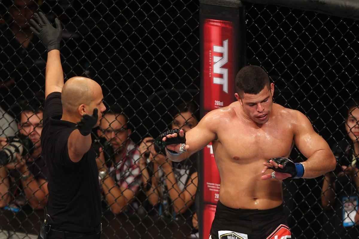 Imagens do UFC Fight Night 58, em Barueri - Daniel Sarafian (bermuda vermelha) venceu Junior Alpha por nocaute tcnico (interrupo mdica) a 1m01s do segundo round