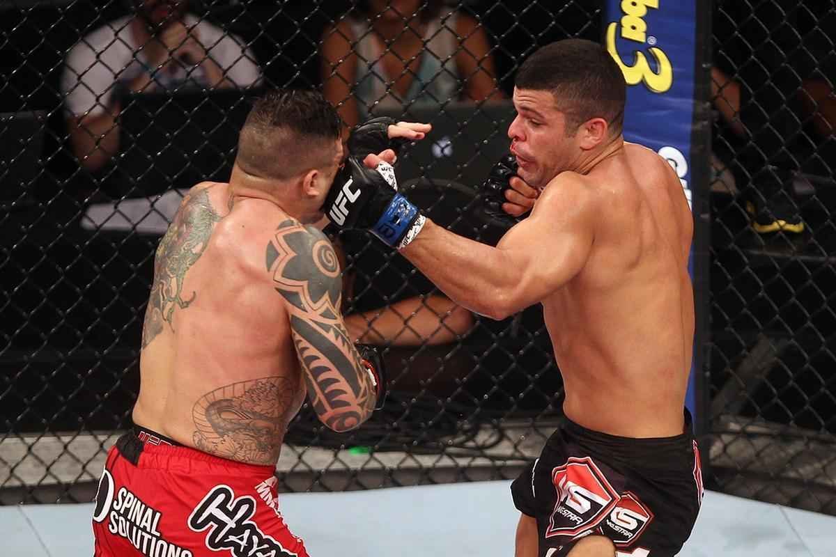 Imagens do UFC Fight Night 58, em Barueri - Daniel Sarafian (bermuda vermelha) venceu Junior Alpha por nocaute tcnico (interrupo mdica) a 1m01s do segundo round