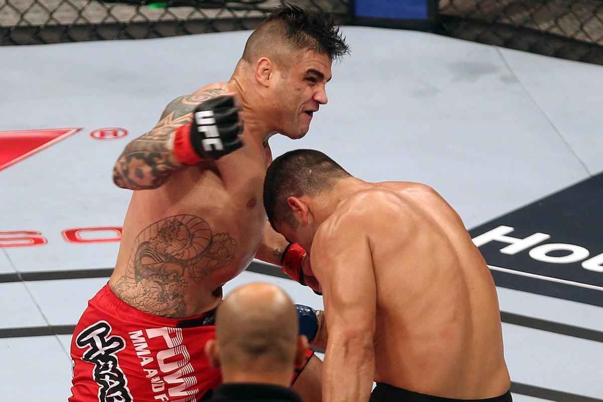 Imagens do UFC Fight Night 58, em Barueri - Daniel Sarafian (bermuda vermelha) venceu Junior Alpha por nocaute tcnico (interrupo mdica) a 1m01s do segundo round