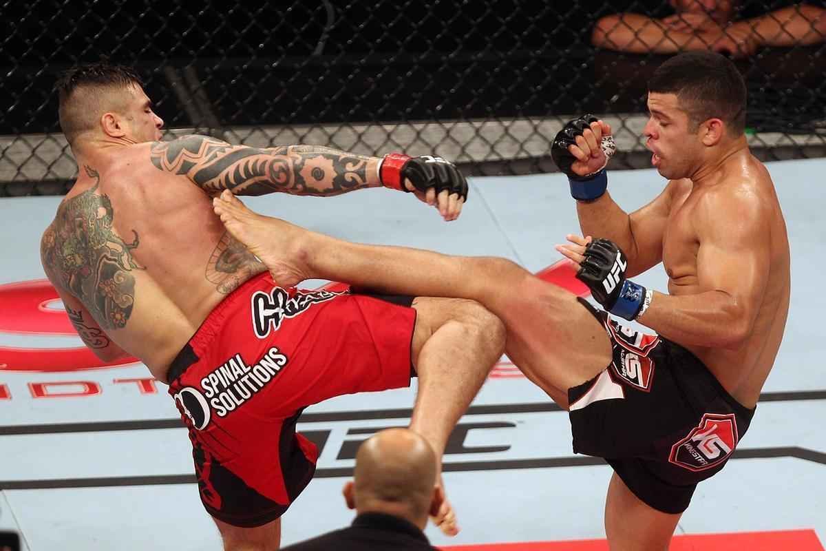 Imagens do UFC Fight Night 58, em Barueri - Daniel Sarafian (bermuda vermelha) venceu Junior Alpha por nocaute tcnico (interrupo mdica) a 1m01s do segundo round