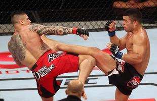 Imagens do UFC Fight Night 58, em Barueri - Daniel Sarafian (bermuda vermelha) venceu Junior Alpha por nocaute tcnico (interrupo mdica) a 1m01s do segundo round