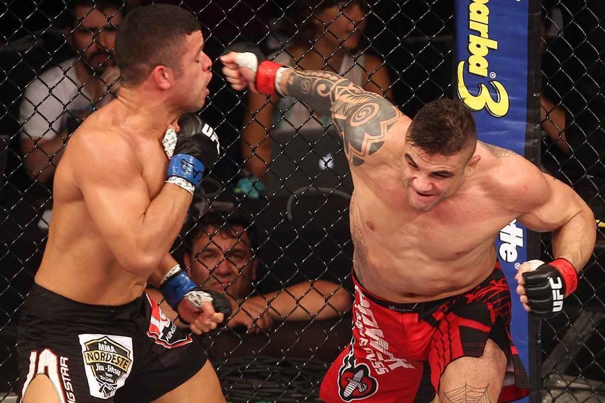 Imagens do UFC Fight Night 58, em Barueri - Daniel Sarafian (bermuda vermelha) venceu Junior Alpha por nocaute tcnico (interrupo mdica) a 1m01s do segundo round