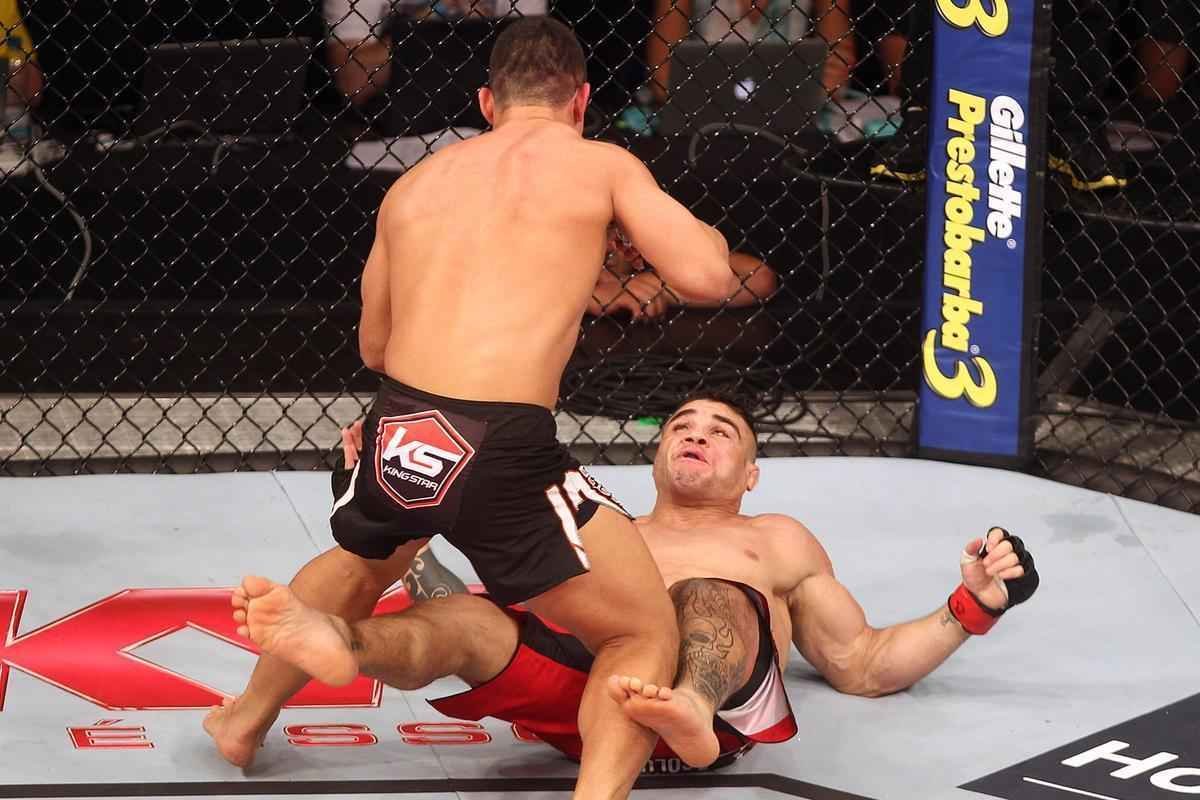 Imagens do UFC Fight Night 58, em Barueri - Daniel Sarafian (bermuda vermelha) venceu Junior Alpha por nocaute tcnico (interrupo mdica) a 1m01s do segundo round