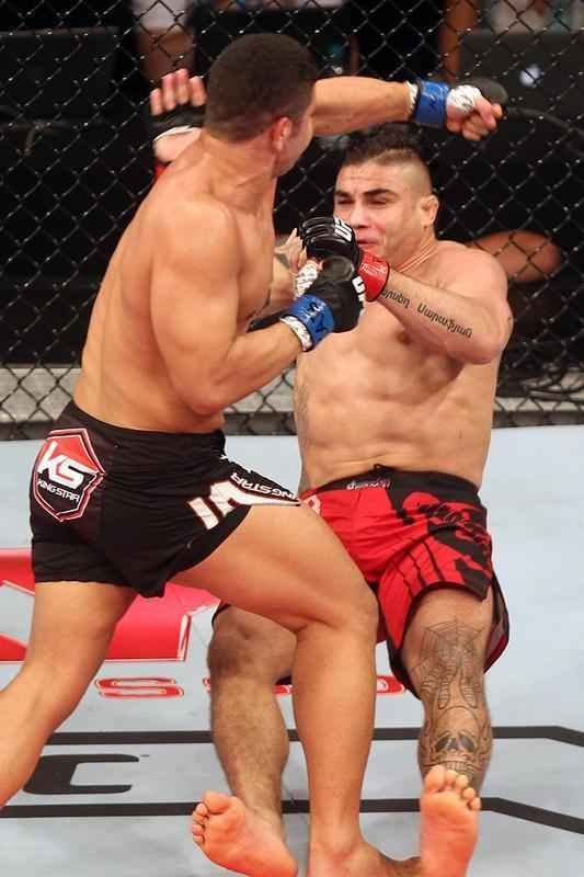 Imagens do UFC Fight Night 58, em Barueri - Daniel Sarafian (bermuda vermelha) venceu Junior Alpha por nocaute tcnico (interrupo mdica) a 1m01s do segundo round