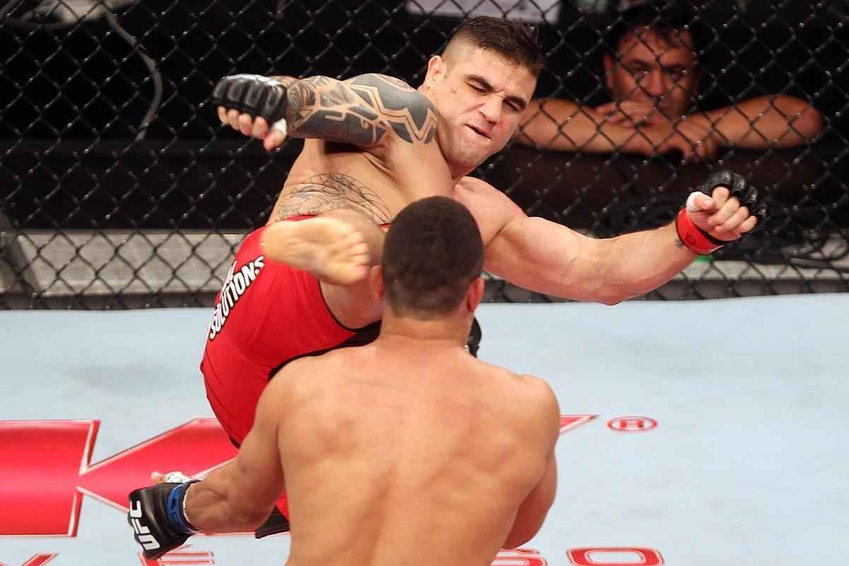 Imagens do UFC Fight Night 58, em Barueri - Daniel Sarafian (bermuda vermelha) venceu Junior Alpha por nocaute tcnico (interrupo mdica) a 1m01s do segundo round