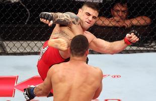 Imagens do UFC Fight Night 58, em Barueri - Daniel Sarafian (bermuda vermelha) venceu Junior Alpha por nocaute tcnico (interrupo mdica) a 1m01s do segundo round