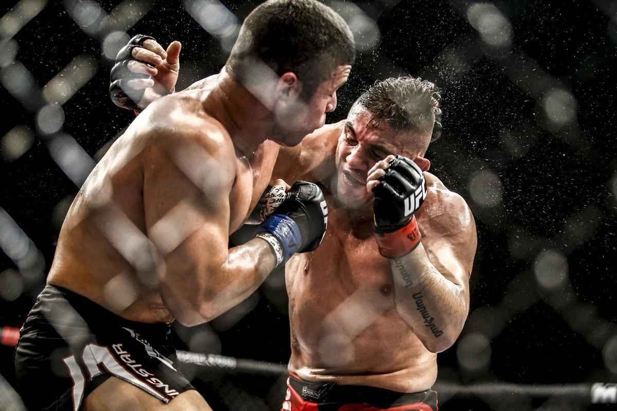 Imagens do UFC Fight Night 58, em Barueri - Daniel Sarafian (bermuda vermelha) venceu Junior Alpha por nocaute tcnico (interrupo mdica) a 1m01s do segundo round