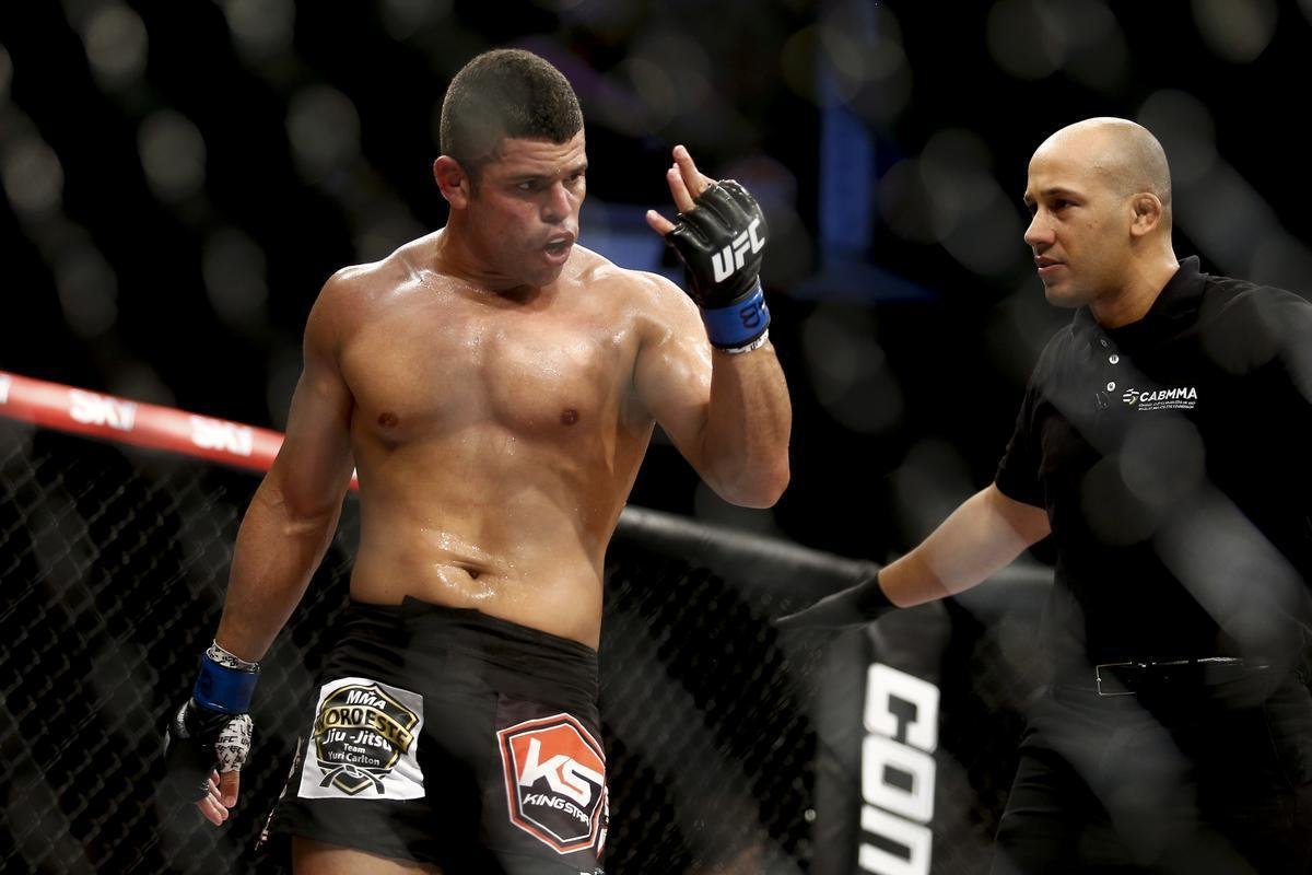 Imagens do UFC Fight Night 58, em Barueri - Daniel Sarafian (bermuda vermelha) venceu Junior Alpha por nocaute tcnico (interrupo mdica) a 1m01s do segundo round