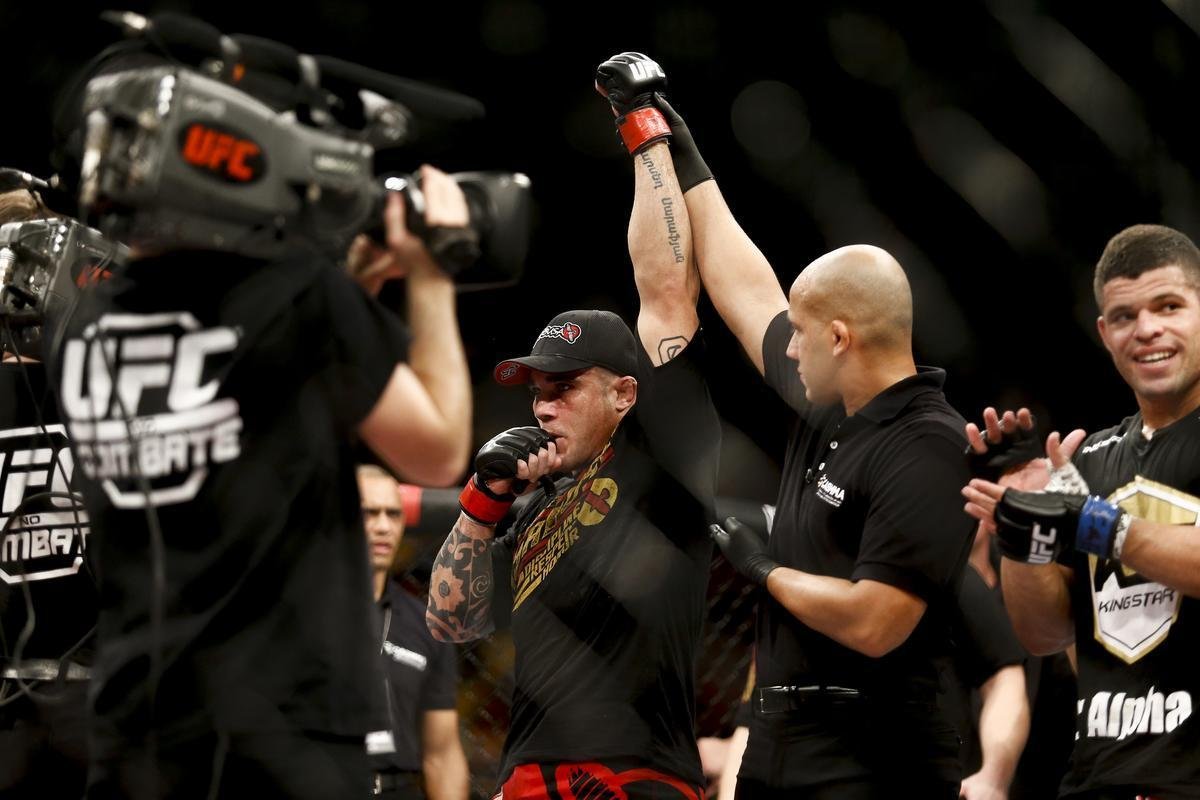 Imagens do UFC Fight Night 58, em Barueri - Daniel Sarafian (bermuda vermelha) venceu Junior Alpha por nocaute tcnico (interrupo mdica) a 1m01s do segundo round