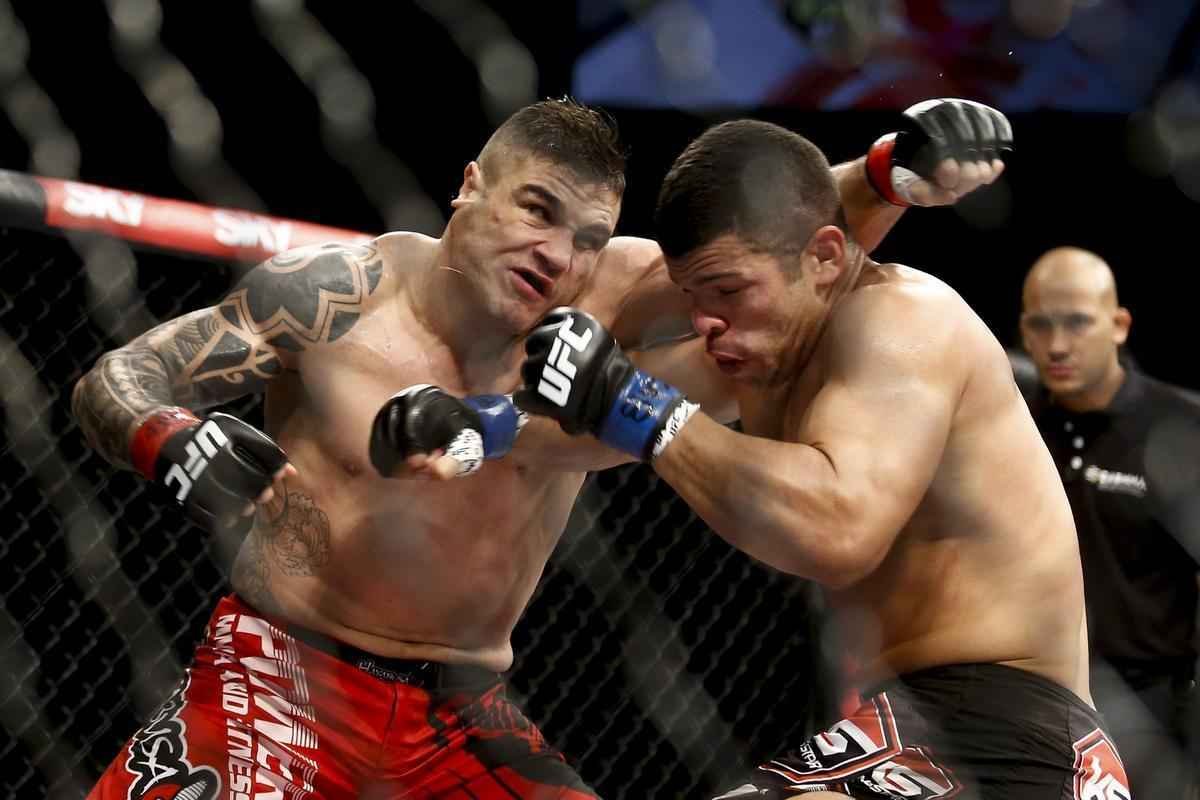 Imagens do UFC Fight Night 58, em Barueri - Daniel Sarafian (bermuda vermelha) venceu Junior Alpha por nocaute tcnico (interrupo mdica) a 1m01s do segundo round