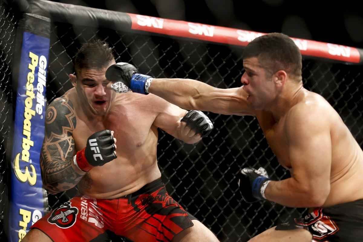 Imagens do UFC Fight Night 58, em Barueri - Daniel Sarafian (bermuda vermelha) venceu Junior Alpha por nocaute tcnico (interrupo mdica) a 1m01s do segundo round