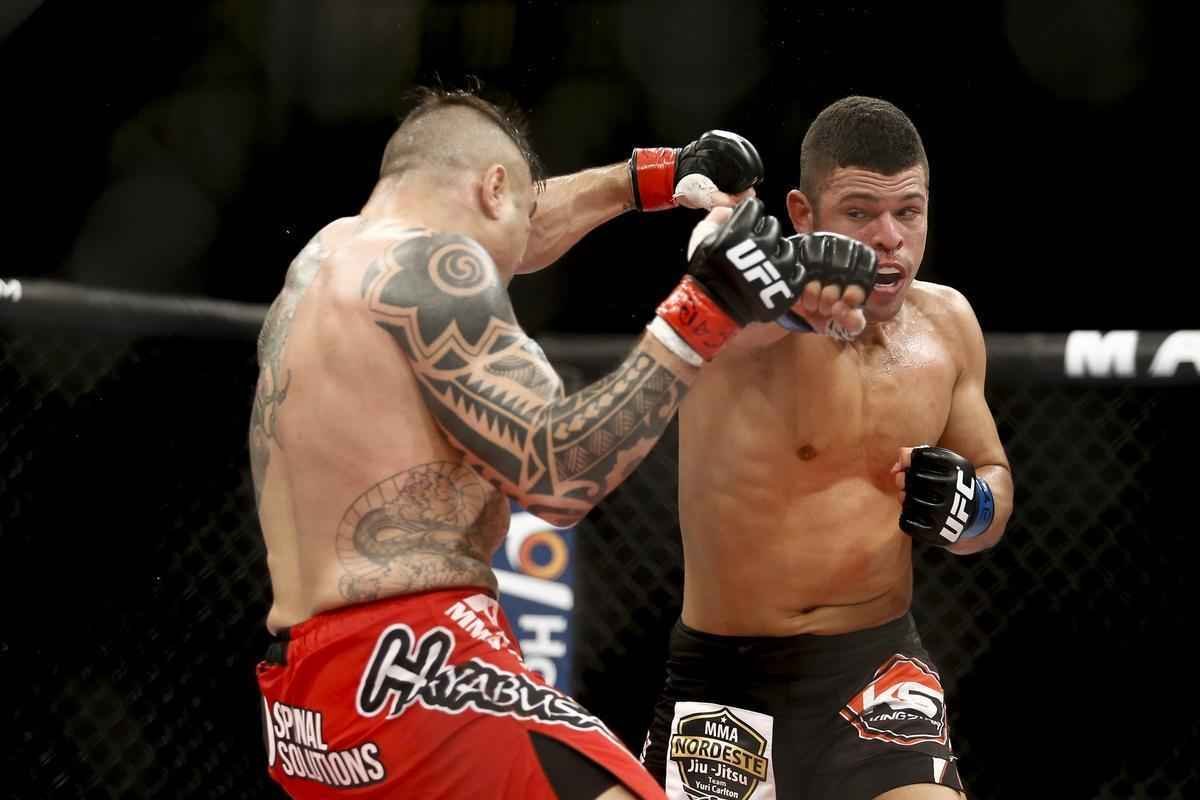 Imagens do UFC Fight Night 58, em Barueri - Daniel Sarafian (bermuda vermelha) venceu Junior Alpha por nocaute tcnico (interrupo mdica) a 1m01s do segundo round