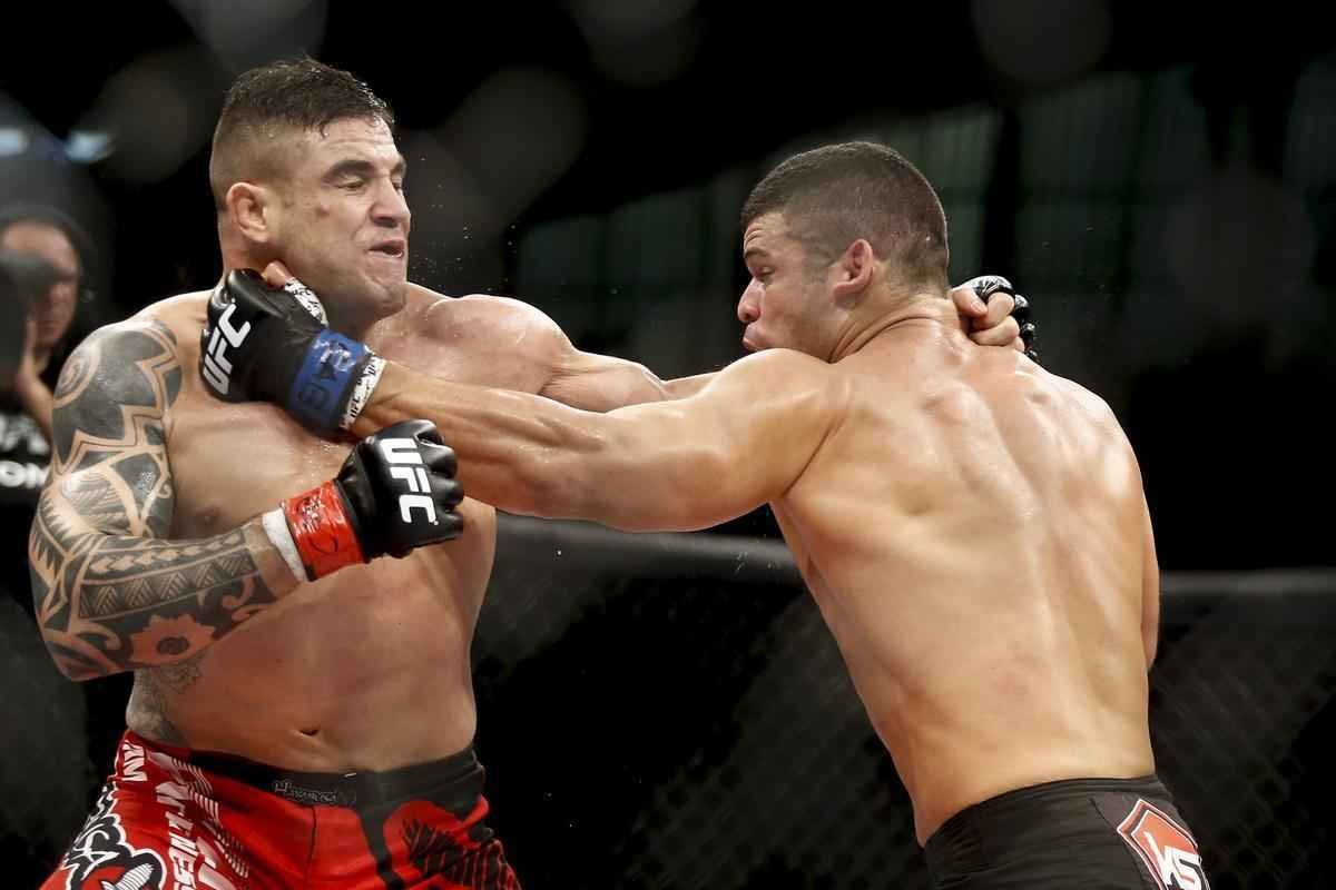 Imagens do UFC Fight Night 58, em Barueri - Daniel Sarafian (bermuda vermelha) venceu Junior Alpha por nocaute tcnico (interrupo mdica) a 1m01s do segundo round