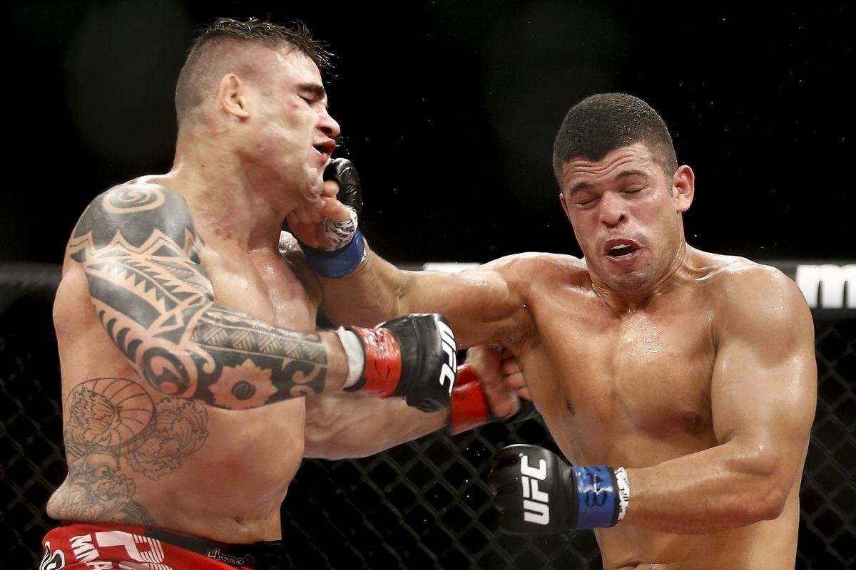 Imagens do UFC Fight Night 58, em Barueri - Daniel Sarafian (bermuda vermelha) venceu Junior Alpha por nocaute tcnico (interrupo mdica) a 1m01s do segundo round