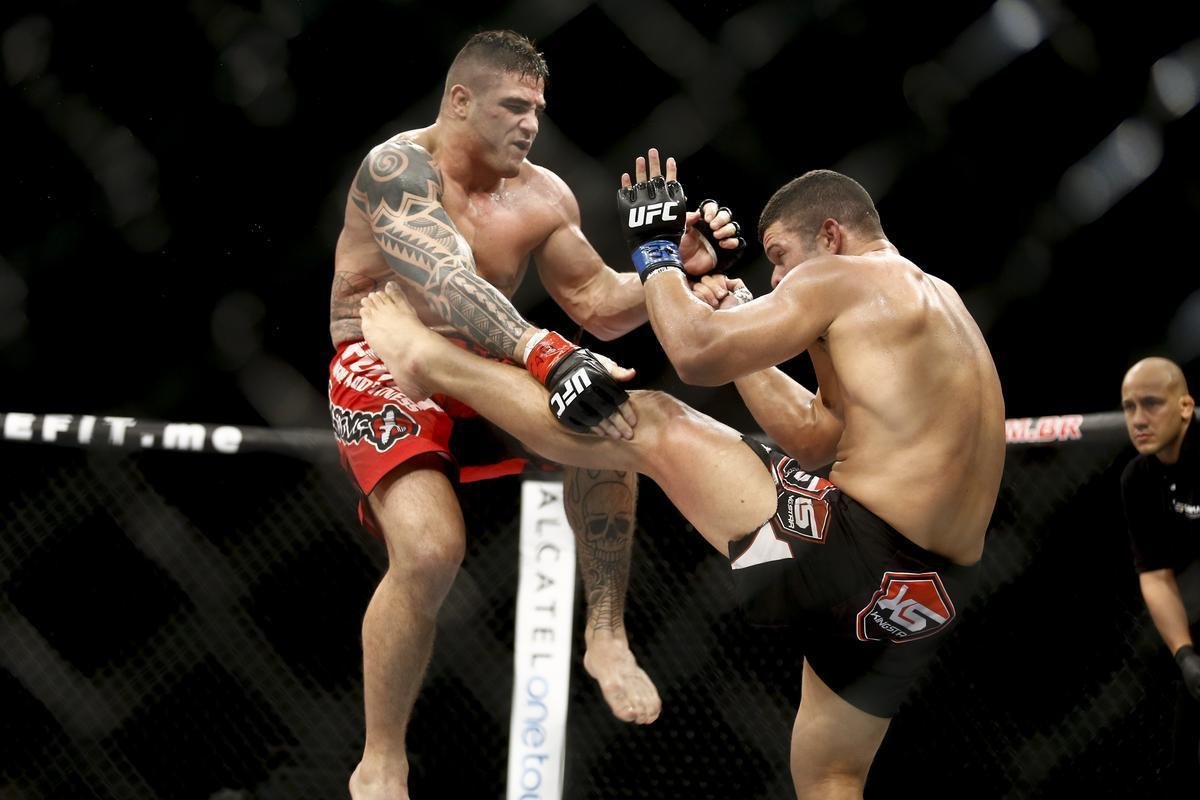 Imagens do UFC Fight Night 58, em Barueri - Daniel Sarafian (bermuda vermelha) venceu Junior Alpha por nocaute tcnico (interrupo mdica) a 1m01s do segundo round