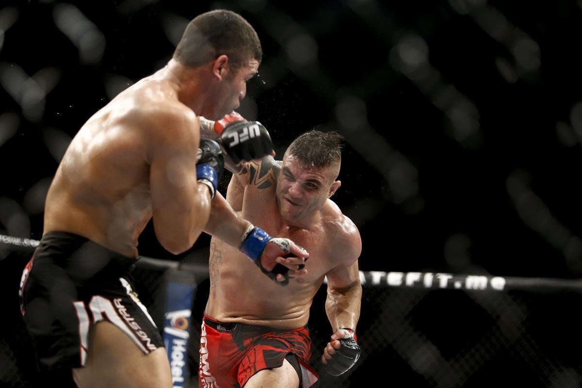 Imagens do UFC Fight Night 58, em Barueri - Daniel Sarafian (bermuda vermelha) venceu Junior Alpha por nocaute tcnico (interrupo mdica) a 1m01s do segundo round