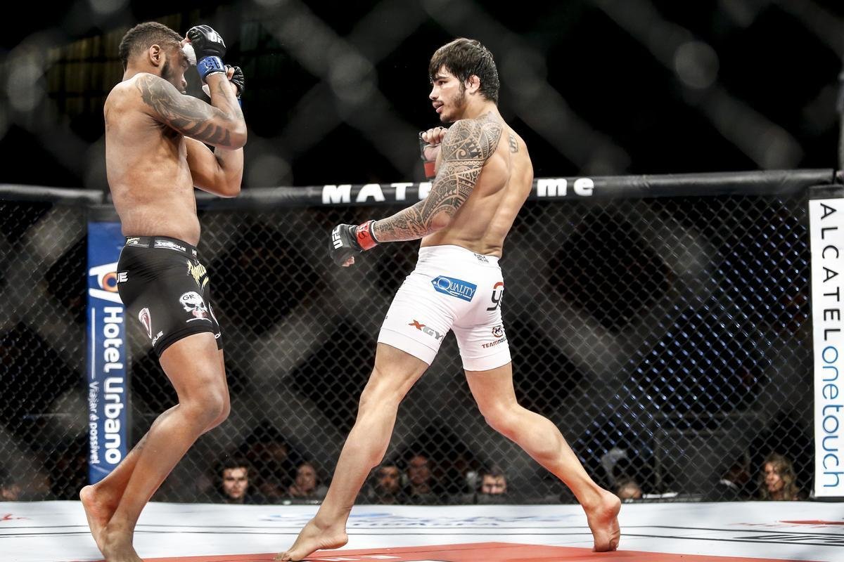 Imagens do UFC Fight Night 58, em Barueri - Erick Silva (bermuda branca) venceu Mike Rhodes por finalizao a 1m15s do primeiro round