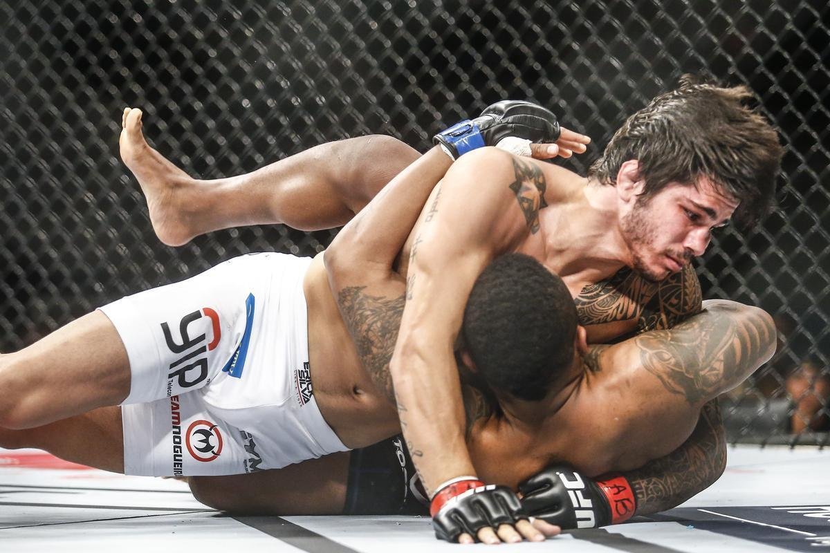 Imagens do UFC Fight Night 58, em Barueri - Erick Silva (bermuda branca) venceu Mike Rhodes por finalizao a 1m15s do primeiro round