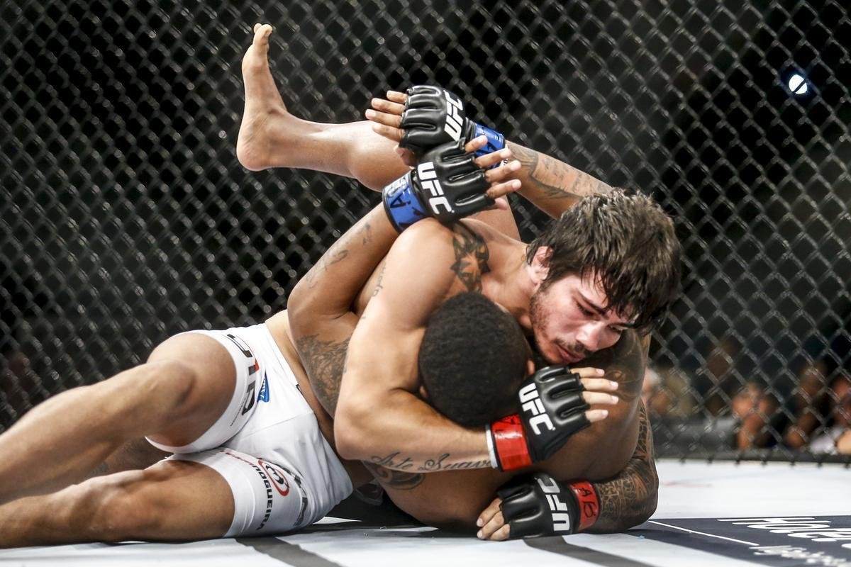 Imagens do UFC Fight Night 58, em Barueri - Erick Silva (bermuda branca) venceu Mike Rhodes por finalizao a 1m15s do primeiro round