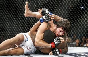 Imagens do UFC Fight Night 58, em Barueri - Erick Silva (bermuda branca) venceu Mike Rhodes por finalizao a 1m15s do primeiro round
