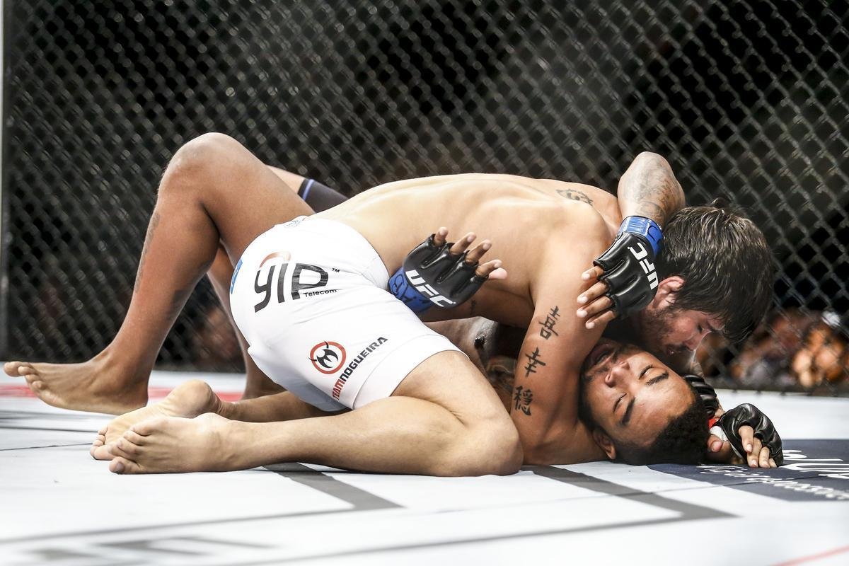 Imagens do UFC Fight Night 58, em Barueri - Erick Silva (bermuda branca) venceu Mike Rhodes por finalizao a 1m15s do primeiro round