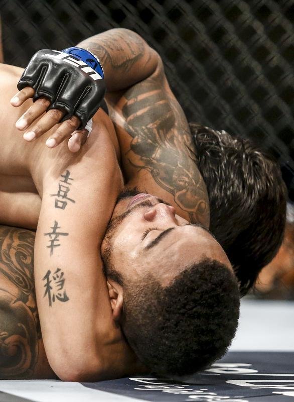 Imagens do UFC Fight Night 58, em Barueri - Erick Silva (bermuda branca) venceu Mike Rhodes por finalizao a 1m15s do primeiro round