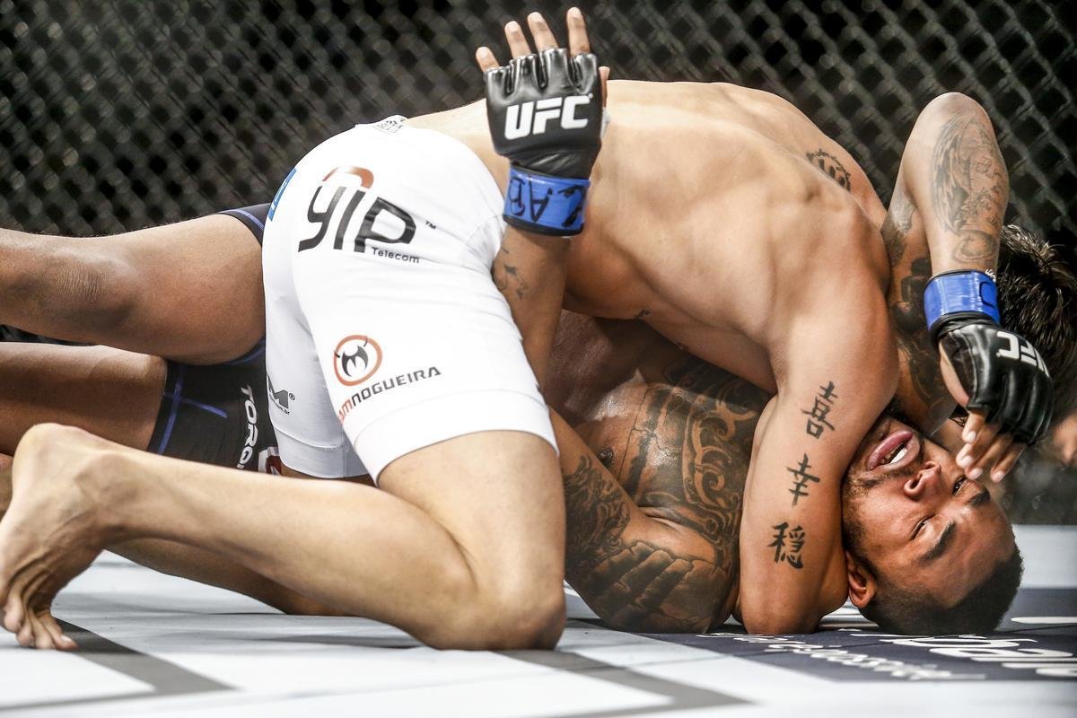 Imagens do UFC Fight Night 58, em Barueri - Erick Silva (bermuda branca) venceu Mike Rhodes por finalizao a 1m15s do primeiro round