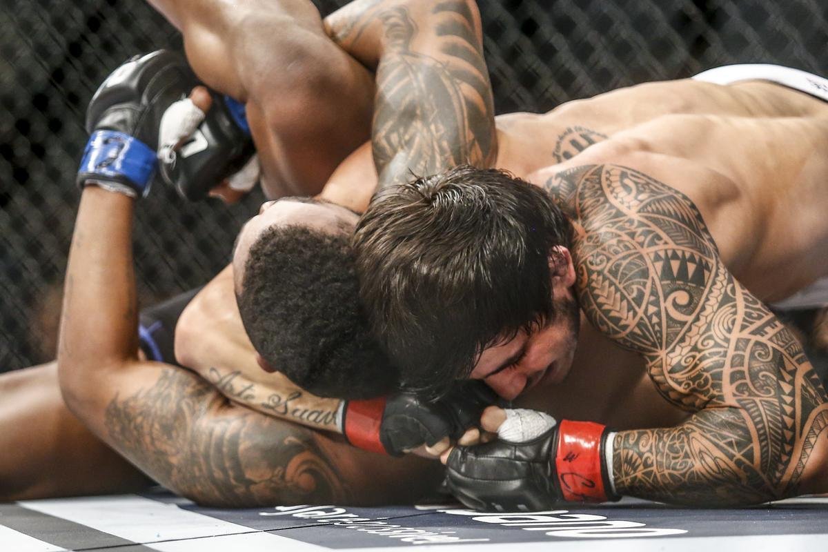 Imagens do UFC Fight Night 58, em Barueri - Erick Silva (bermuda branca) venceu Mike Rhodes por finalizao a 1m15s do primeiro round